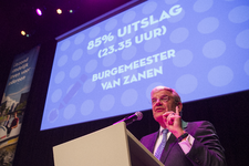 910751 Afbeelding van burgemeester Jan van Zanen tijdens de uitslagenavond van de Gemeenteraadsverkiezingen 2018 in ...